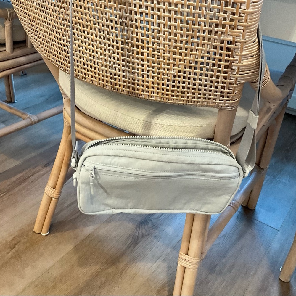 NWOT LULULEMON MULTI POCKET CROSSBODY BAG. LIGHT GREY - Picture 3 of 4